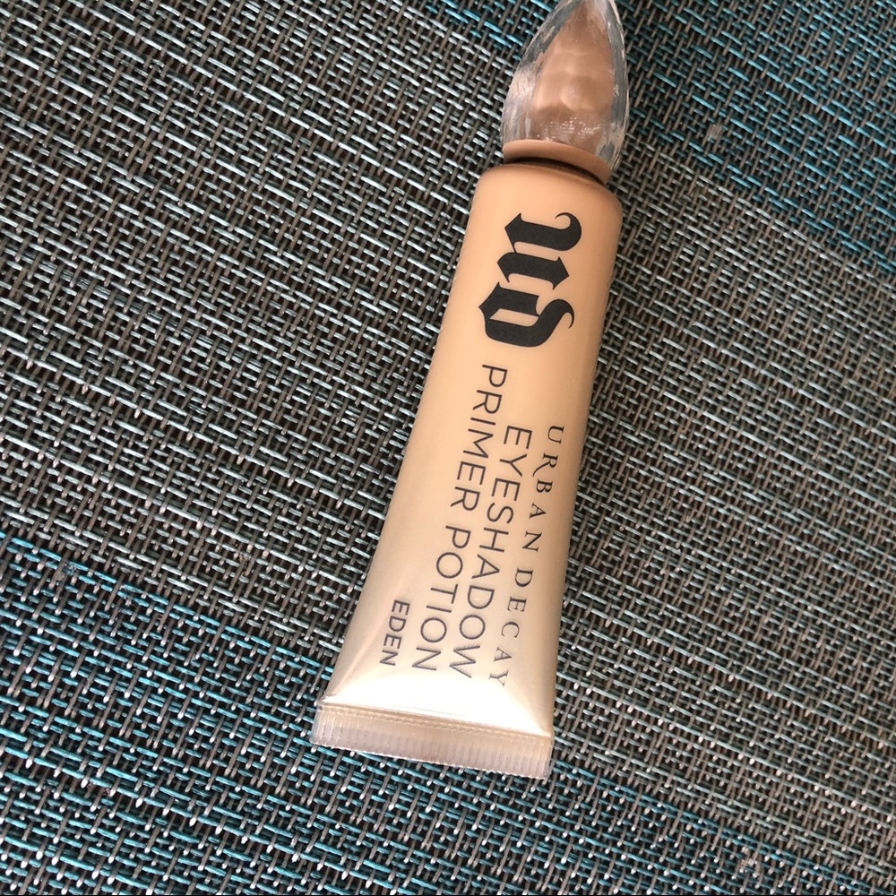 Urban Decay Eye shadow primer in Eden. Used 1x